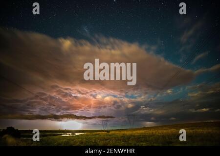 Stürmischer Himmel in der Landschaft von Pampas, Provinz La Pampa, Patagonien, Argentinien. Stockfoto