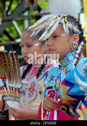 Kinder tanzen bei einem Powwow-Event in Nordamerika Stockfoto