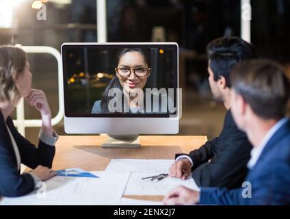 Seitenansicht der Personen während eines visio-Anrufs auf dem Computer Stockfoto