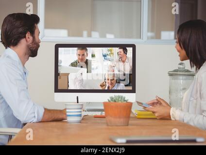 Seitenansicht der Personen während eines visio-Anrufs auf dem Computer Stockfoto