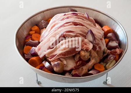 Huhn mit Speck verpackt bereit, in die gekocht werden owen Stockfoto