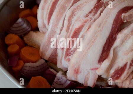 Huhn mit Speck verpackt bereit, in die gekocht werden owen Stockfoto