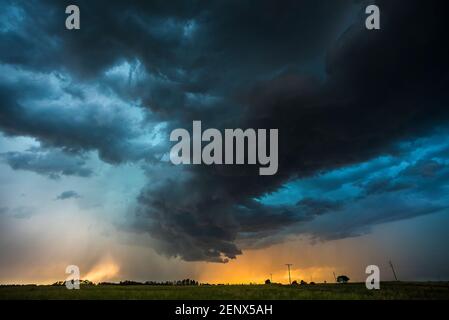 Stürmischer Himmel in der Landschaft von Pampas, Provinz La Pampa, Patagonien, Argentinien. Stockfoto