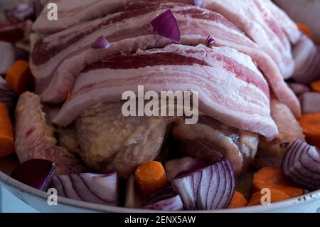 Huhn mit Speck verpackt bereit, in die gekocht werden owen Stockfoto