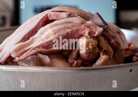 Huhn mit Speck verpackt bereit, in die gekocht werden owen Stockfoto