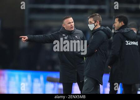 Derby, Großbritannien. Februar 2021, 26th. Wayne Rooney Manager von Derby County hat Worte mit dem vierten offiziellen Matthew Donohue in Derby, Großbritannien auf 2/26/2021. (Foto von Mark Cosgrove/News Images/Sipa USA) Quelle: SIPA USA/Alamy Live News Stockfoto