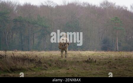 Ein Royal Gurkha Gewehre Soldat in voller Kampfausrüstung während einer Übung auf Salisbury Plain, Wiltshire Stockfoto