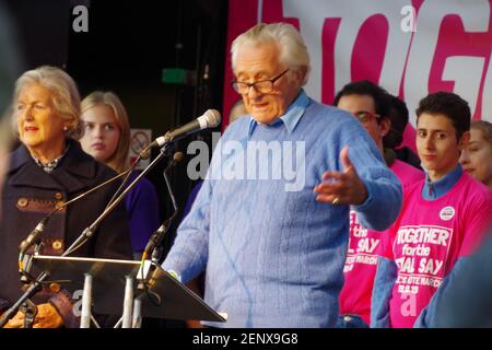 Der britische Politiker und Geschäftsmann The R.H. The Lord (Michael) Heseltine spricht auf dem Third People's Vote March, Parliament Square, London, Großbritannien am 19. Oktober 2019. Seine Frau, Anne Heseltine, ist auf seiner rechten Seite. Stockfoto