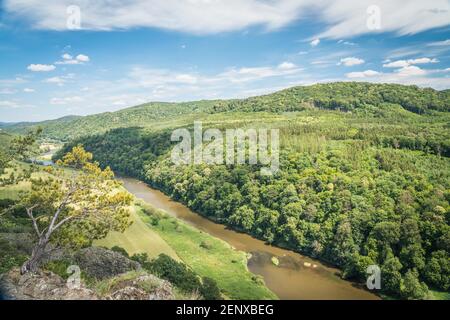 Schlucht des Flusses Berounka, Blick von einem Hügel Certova skala in einem Hracholusky Dorf Tschechische Republik. Stockfoto