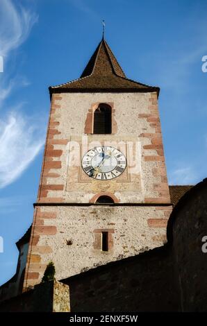 Detail von Glockenturm und Klopfen der mittelalterlichen Kirche von Saint-Jacques-le-Major in Hunawihr, Dorf zwischen den Weinbergen von Ribeauville, Riquewihr a Stockfoto