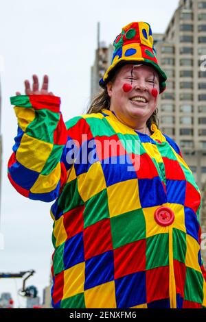 Happy Clown aus einem niedrigen Winkel zur Feier der 109th Ausgabe der Santa Claus Parade. Mehr als eine halbe Million Menschen besuchen die Parade jedes Jahr Stockfoto