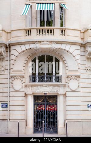 Verziertes schwarzes Tor und Eingang zum Gebäude in Saint-Germain-des-Pres, Paris, Ile-de-France, Frankreich Stockfoto