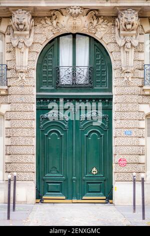 Grüne Doppeltüren in St-Germain-des-Pres, Paris, Ile-de-France, Frankreich Stockfoto