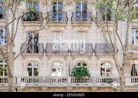 Schmiedeeiserne Balkone und Fenster auf Gebäude im 8th Arrondissement, Paris, Ile-de-France, Frankreich Stockfoto