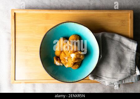 Kroketten auf grünen Teller Tablett und Tischdecke. Spanische Gastronomie Stockfoto