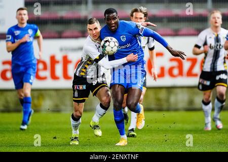 CHARLEROI, BELGIEN - 26. FEBRUAR: Ognjen Vranjes von Charleroi, Ebere Oluachu von KRC Genk während des belgischen Pro League-Spiels zwischen Charleroi und KRC Genk am Stade du Pays de Charleroi am 26. Februar 2021 in Charleroi, Belgien (Foto: Jeroen Meeuwsen/Orange Pictures) Stockfoto