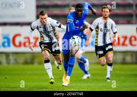 CHARLEROI, BELGIEN - 26. FEBRUAR: Ognjen Vranjes von Charleroi, Ebere Oluachu von KRC Genk während des belgischen Pro League-Spiels zwischen Charleroi und KRC Genk am Stade du Pays de Charleroi am 26. Februar 2021 in Charleroi, Belgien (Foto: Jeroen Meeuwsen/Orange Pictures) Stockfoto