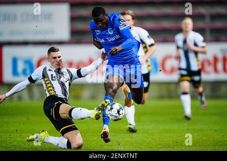 CHARLEROI, BELGIEN - 26. FEBRUAR: Ognjen Vranjes von Charleroi, Ebere Oluachu von KRC Genk während des belgischen Pro League-Spiels zwischen Charleroi und KRC Genk am Stade du Pays de Charleroi am 26. Februar 2021 in Charleroi, Belgien (Foto: Jeroen Meeuwsen/Orange Pictures) Stockfoto