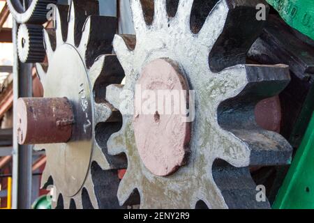 Große Zahnräder in der Maschine einer alten kubanischen Zuckerfabrik als Touristenattraktion erhalten, zeigt der Ort eine historische Zeitachse des Zuckers in Stockfoto