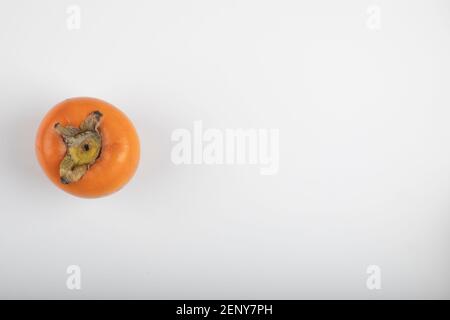 Einzelne Kaki Kaki Frucht isoliert auf weißem Hintergrund Stockfoto