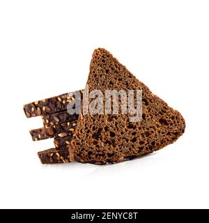 Roggen gebackene Brotscheiben isoliert auf weißem Hintergrund. Draufsicht Stockfoto