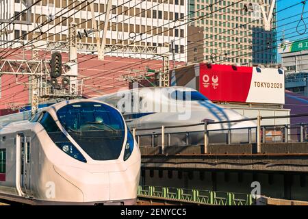 tokio, japan - februar 23 2021: Nahaufnahme des limitierten Expresszuges der Serie E657, der vom Bahnhof Yurakucho und dem Hochgeschwindigkeitszug Shinkansen der Serie 700 abfährt Stockfoto