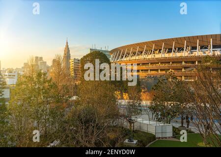 tokio, japan - februar 8 2021: Blick auf das Olympiastadion von 2020 vor dem olympischen Sportplatz in japan mit dem NTT D Stockfoto