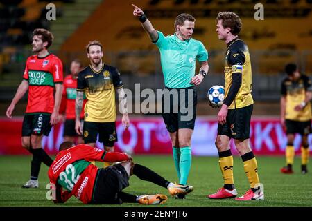 KERKRADE, NIEDERLANDE - FEBRUAR 26: Rangelo Janga von NEC, Referee Sander van der Eijk, Kees Luijckx von Roda JC während der niederländischen Keukenkampioendivisie Stockfoto