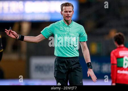 KERKRADE, NIEDERLANDE - FEBRUAR 26: Schiedsrichter Sander van der Eijk während des niederländischen Keukenkampioendivisie-Spiels zwischen Roda JC und NEC in Parkstad Limb Stockfoto