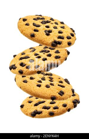 Fallende Chocolate Chip Cookies auf weißem Hintergrund isoliert Stockfoto