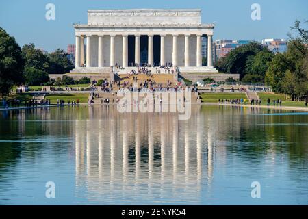 Die Außenfassade des Lincoln Memorial Gebäudes spiegelt sich im Lincoln Memorial Reflecting Pool, Washington D.C., USA. Stockfoto