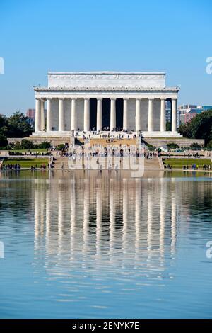 Denkmäler von Washington DC, Außenfassade des Lincoln Memorial Building im Lincoln Memorial Reflecting Pool, Washington D.C., USA. Stockfoto