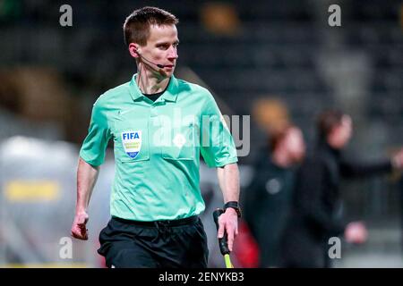 KERKRADE, NIEDERLANDE - FEBRUAR 26: Assistenzreferent Rens Bluemink während des niederländischen Keukenkampioendivisie-Spiels zwischen Roda JC und NEC im Parkstad Limburg Stadion am 26. Februar 2021 in Kerkrade, Niederlande (Foto: Broer van den Boom/Orange Pictures) Stockfoto