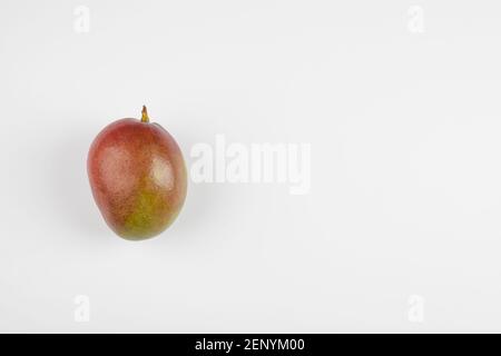 Köstliche exotische Mangofrucht isoliert auf weißem Hintergrund Stockfoto