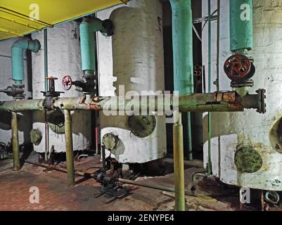 Reservewassertanks in alten verlassenen sowjetischen Bombenschutz Stockfoto