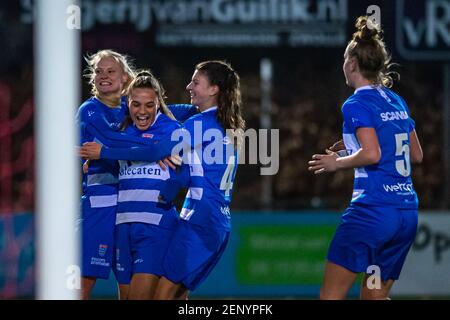 ZWOLLE, NIEDERLANDE - FEBRUAR 26: Naomi Hilhorst von PEC Zwolle feiert ein Tor mit Teamkollegen während des Women Eredivisie-Spiels zwischen PEC Stockfoto