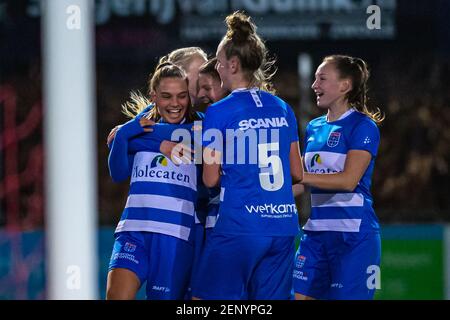 ZWOLLE, NIEDERLANDE - FEBRUAR 26: Naomi Hilhorst von PEC Zwolle feiert ein Tor mit Teamkollegen während des Women Eredivisie-Spiels zwischen PEC Stockfoto