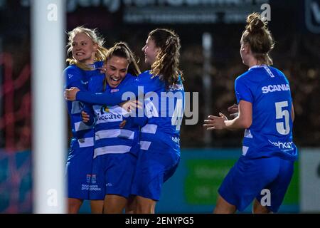 ZWOLLE, NIEDERLANDE - FEBRUAR 26: Naomi Hilhorst von PEC Zwolle feiert ein Tor mit Teamkollegen während des Women Eredivisie-Spiels zwischen PEC Stockfoto