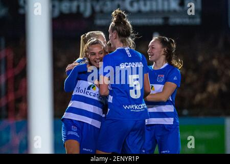 ZWOLLE, NIEDERLANDE - FEBRUAR 26: Naomi Hilhorst von PEC Zwolle feiert ein Tor mit Teamkollegen während des Women Eredivisie-Spiels zwischen PEC Stockfoto