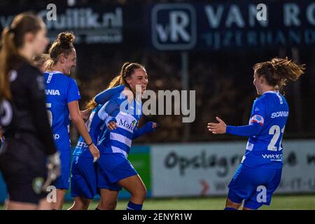 ZWOLLE, NIEDERLANDE - FEBRUAR 26: Naomi Hilhorst von PEC Zwolle feiert nach einem Tor beim Women Eredivisie Spiel zwischen PEC Zwolle A Stockfoto