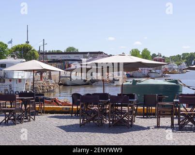 Tische im Freien am Fluss. Stockfoto