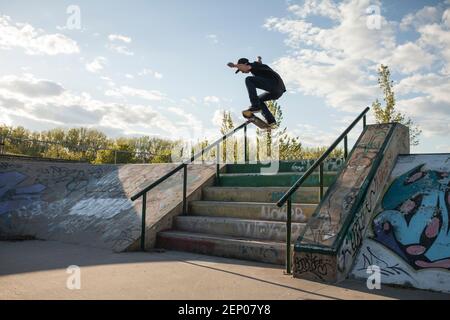 Skateboarder in der Luft tun einen Trick an sonnigen Tag springen Stockfoto