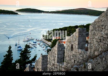 Hafenstadt Hvar, Insel Hvar, Fahrradtouren in der dalmatinischen Inselregion von Kroatien. Stockfoto