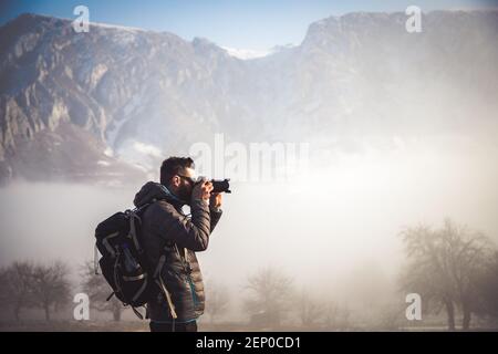 Portrait von stattlichen Mann Trekking in den Bergen im Winter im Freien Abenteuer aktiven Lebensstil und soziale Distanzierung Raum für Ihren Text Stockfoto