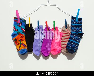 Bild von bunten Socken an einem Kleiderbügel Stockfoto