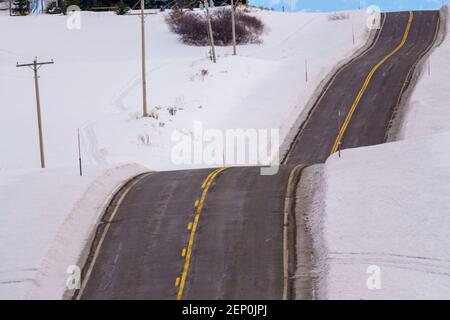 Rolling Rural Road durch Idaho im Winter Stockfoto