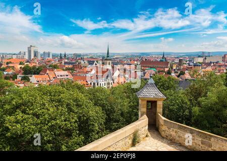 Panoramablick auf Festung Petersberg und Erfurt an einem schönen Sommertag, Deutschland Stockfoto