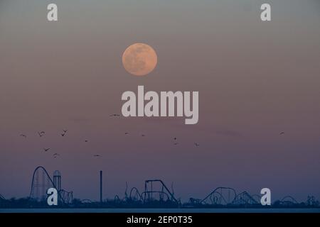 Sandusky, Ohio, USA. Februar 2021, 26th. Der Schneemond 2021 steigt hinter Cedar Point Amusement Park, Freitag, 26. Februar 2021 in Sandusky, Ohio. Quelle: Andrew Dolph/ZUMA Wire/Alamy Live News Stockfoto