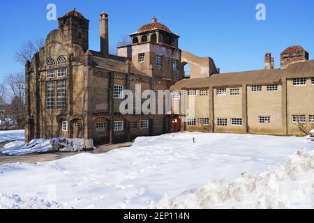 DOYLESTOWN, PA -21 FEB 2021- Winteransicht des Mährischen Töpferei und Fliesenarbeiten Museum (MPTW), Teil der Mercer Meile im historischen Doylestown, Bucks C Stockfoto