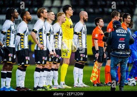 CHARLEROI, BELGIEN - FEBRUAR 26: Ognjen Vranjes von Charleroi, Jules van Cleemput von Charleroi, Torhüter Remy Descamps von Charleroi, Dorian Dessolei Stockfoto